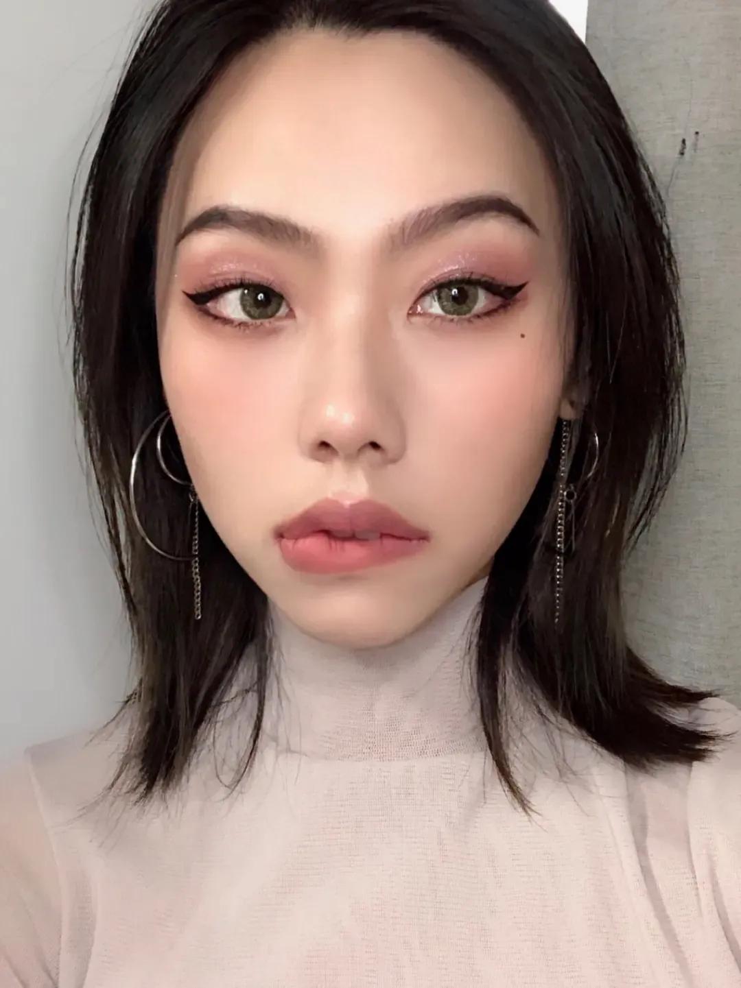 和红色口红搭的眼影教程,淡颜系妆容口红眼影搭配