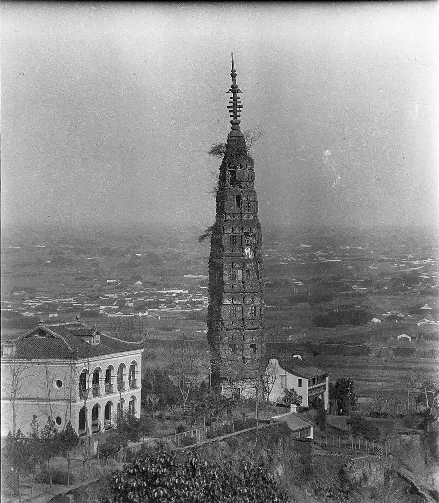 晚清真实老照片:花楼女子媚态百出,溥仪的乳娘丰乳肥臀!