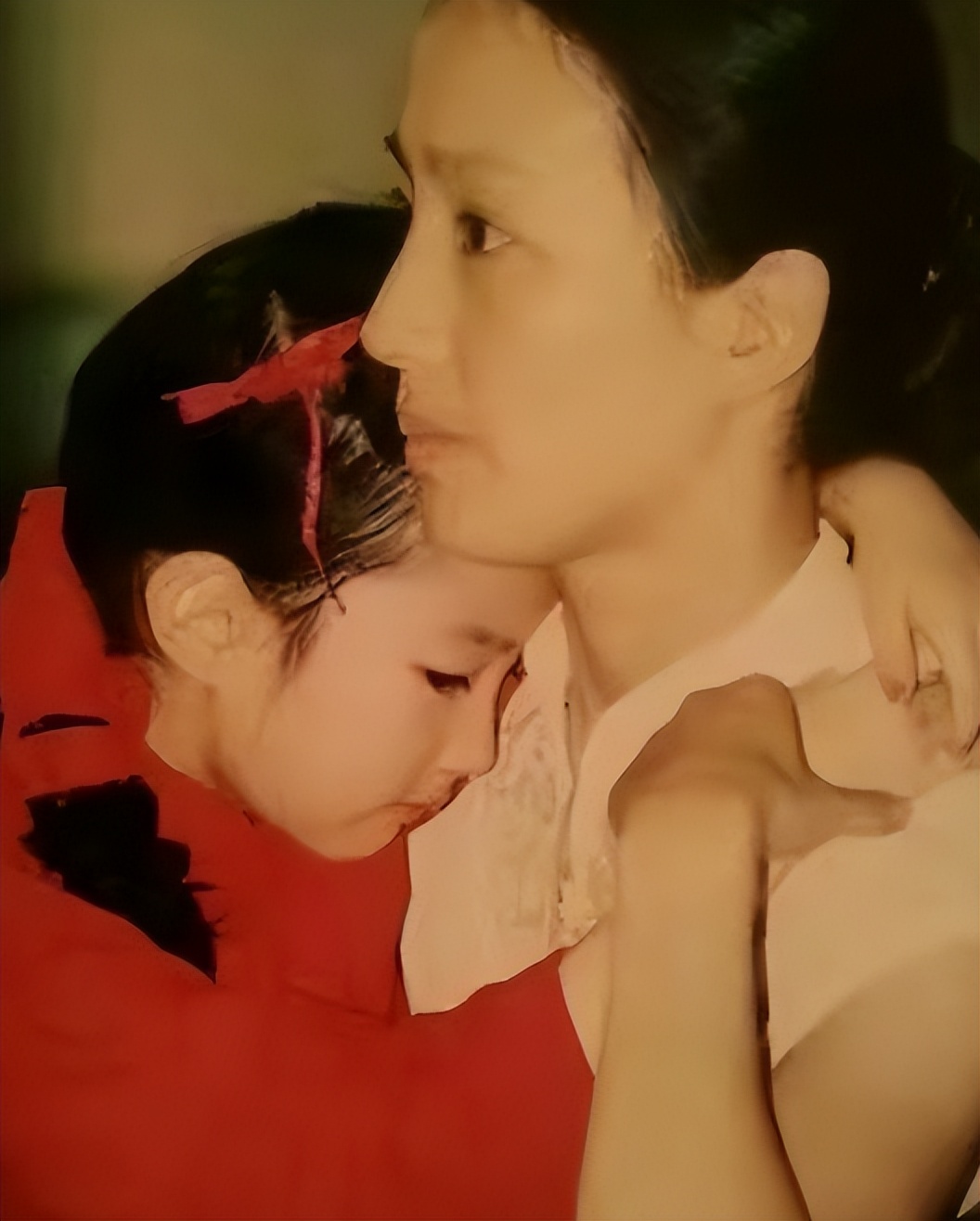 全家最丑刘亦菲,多年后才发现,“神仙姐姐”口中的妈妈有多优秀