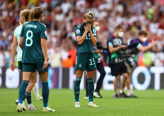 英国女球迷脱球衣庆祝,英格兰女球迷当众掀开球衣