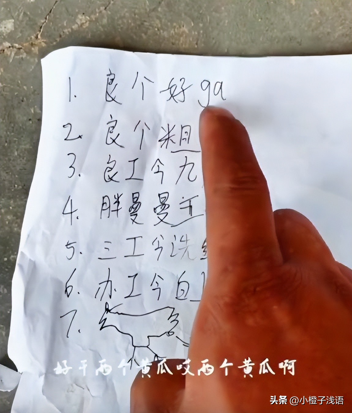 志愿者给新疆居民买菜,新疆志愿者为居民买菜