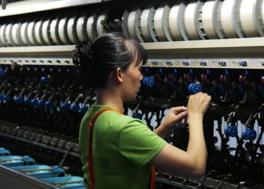 深圳工厂实录：喝酒、撩妹、玩游戏，低学历工人逃不掉的命运