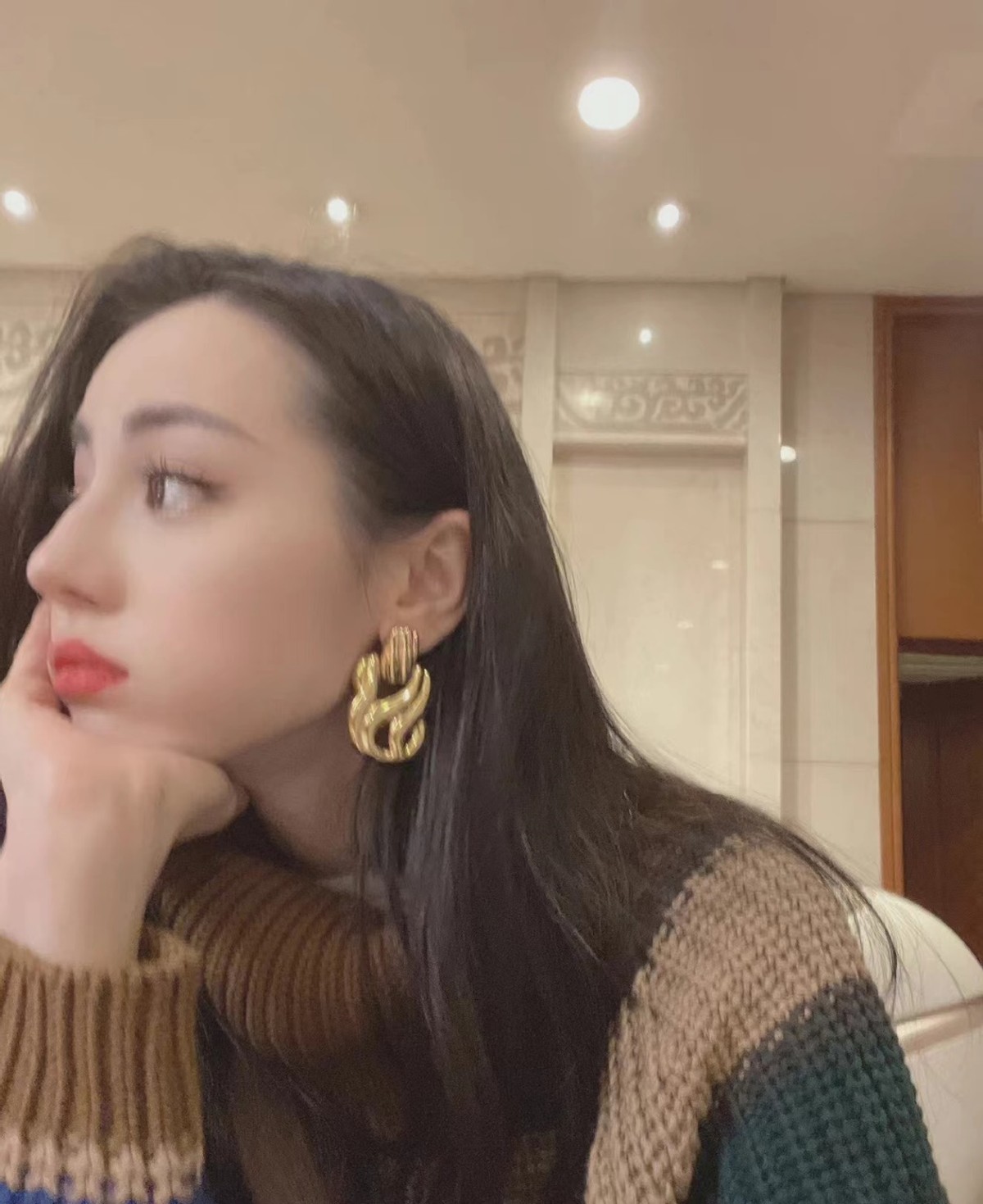 热巴元宵节造型可爱爆棚！穿高领卡通毛衣变芭比娃娃，脸太小了