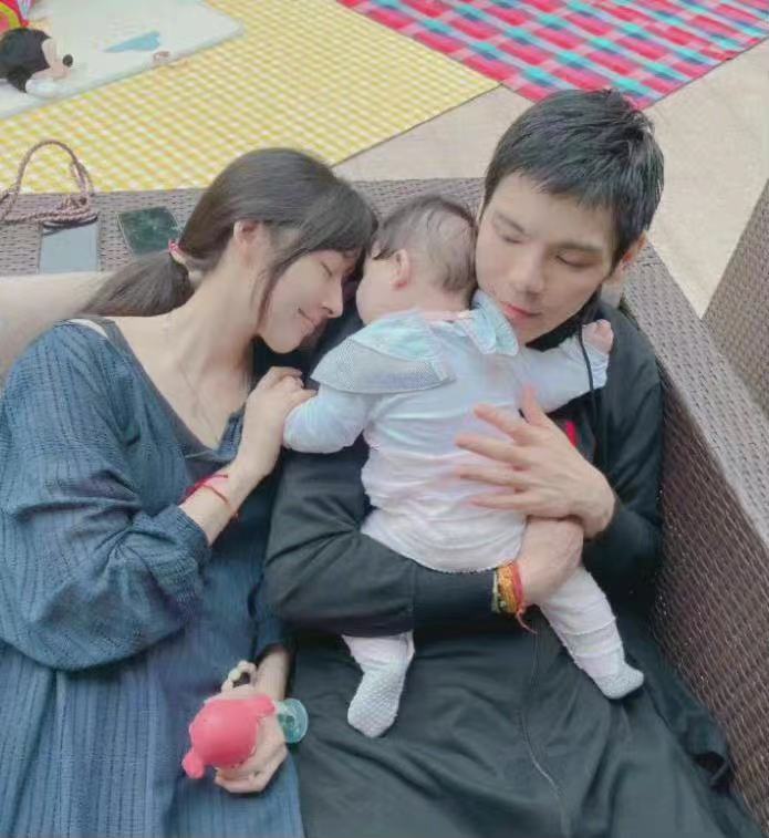 向佐郭碧婷儿子周岁宴,向佐与郭碧婷甜蜜合照