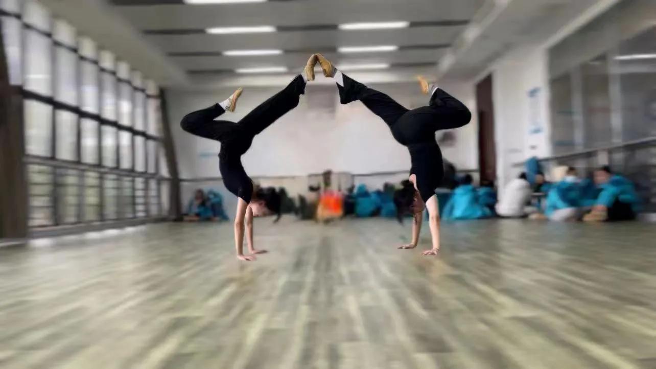 “蓝”课堂、美之韵||舞姿翩翩融技艺，青春璇美向未来