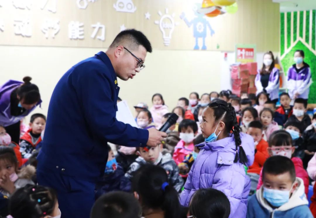 消防安全进百校宣传教育系列活动,走进学校开展消防安全宣传第一课