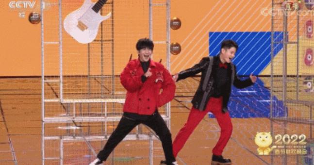 贾玲沈腾本色出演张小斐,贾玲张小斐2020微博之夜红毯视频