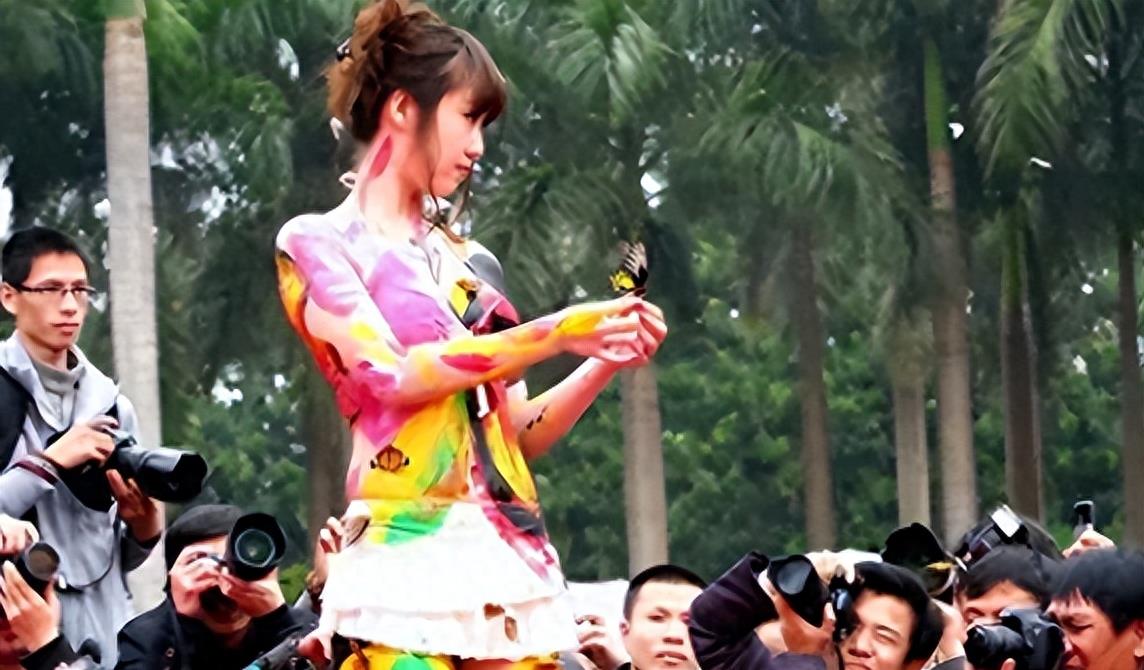 “网红模特”*筱雨张**,出道一年拍21套人体写真,现38岁仍单身未婚