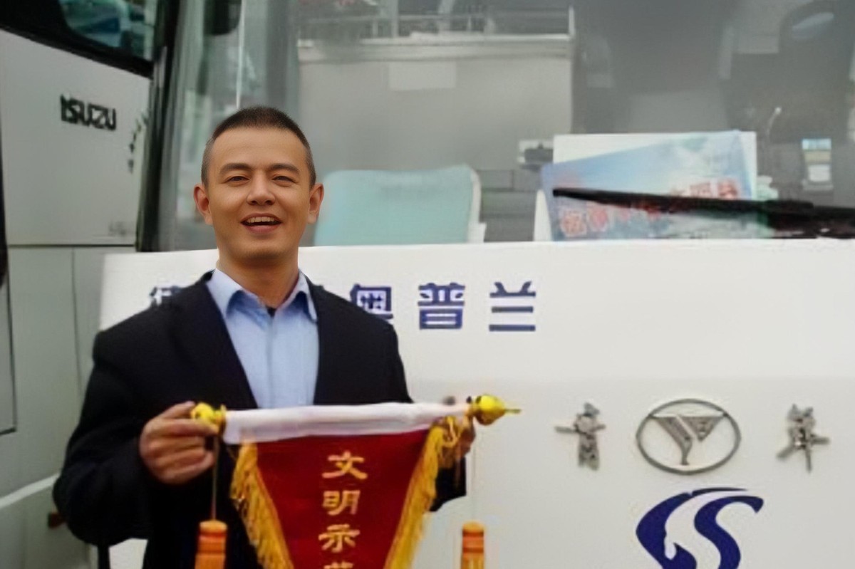 客车司机被铁片击中,公交车司机被铁片击中坚持几秒