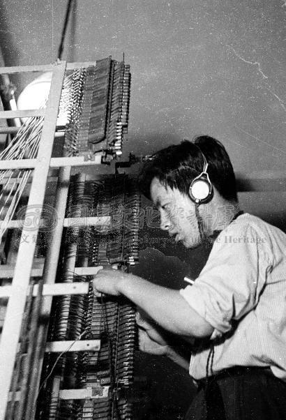 高清老照片：旗人格格大腿岔开豪放洗衣，地主三妻四妾不输女明星