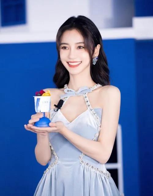 明明是绝顶大美女，却被牙齿拉胯，这15位女星苦不堪言
