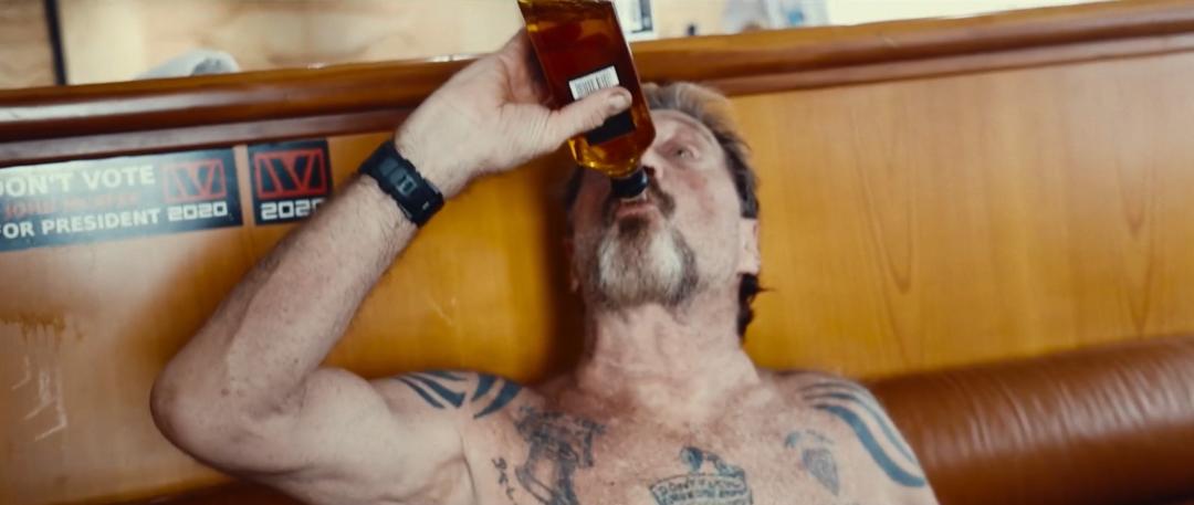 为了拍出这部荒谬的纪录片，他们陪着通缉犯一起逃亡