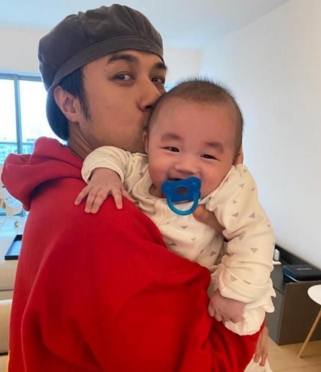 她是香港名媛,25岁放弃家族事业与古巨基谈恋爱,52岁在美国产子