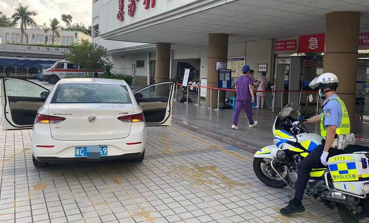 女市民肾结石发作交警紧急送医,女子路上肾结石肚子疼