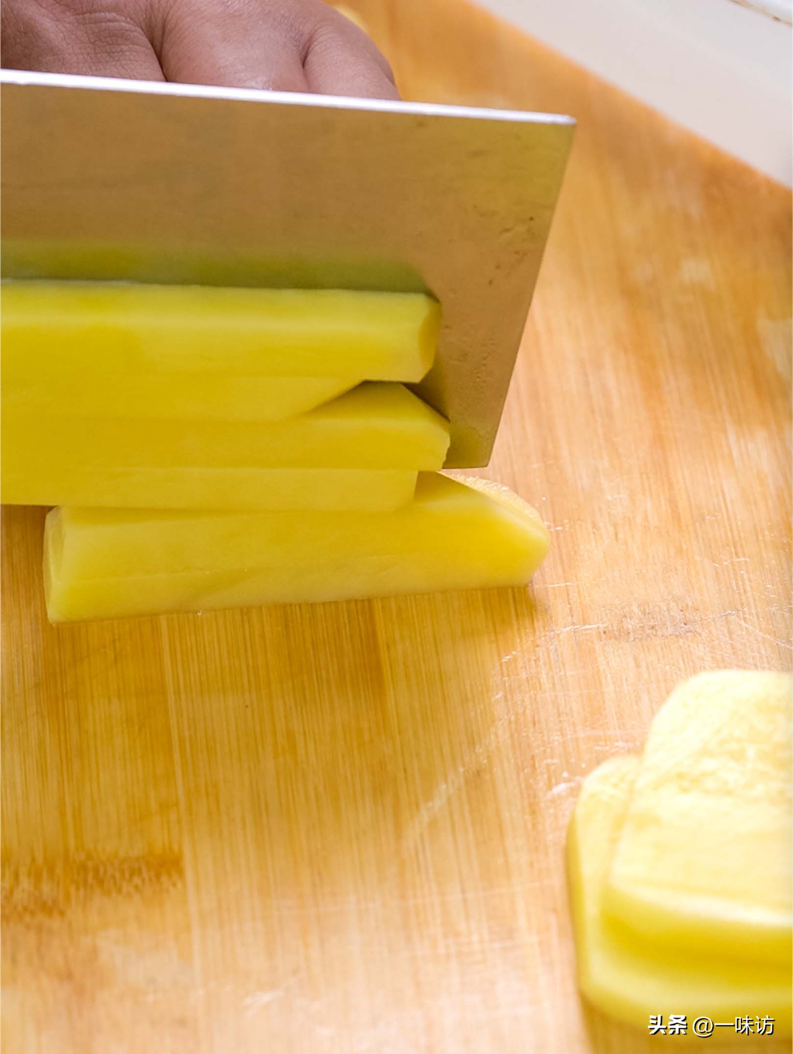 土豆怎么做成薯条在空气炸锅中,土豆薯条怎么炸好吃酥脆又不用冻