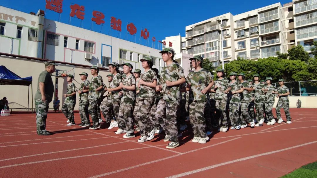 青春正步走，磨砺正当时——三台一中高2023级新生军训进行时