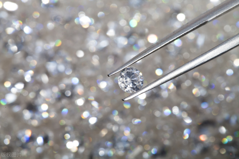 人造钻石破坏了钻石市场,现在的人造钻石能以假乱真