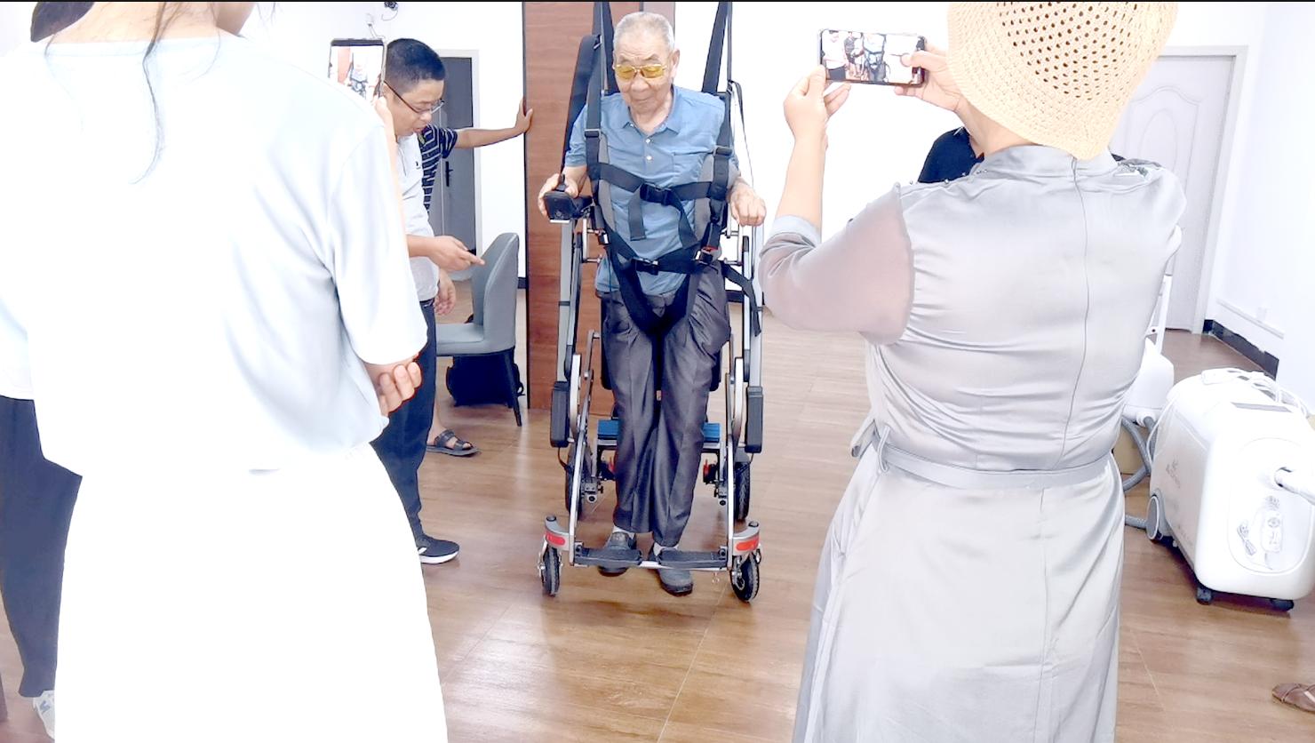 解决下肢残障人群行走难题，智能行走机器人开启崭新生活！