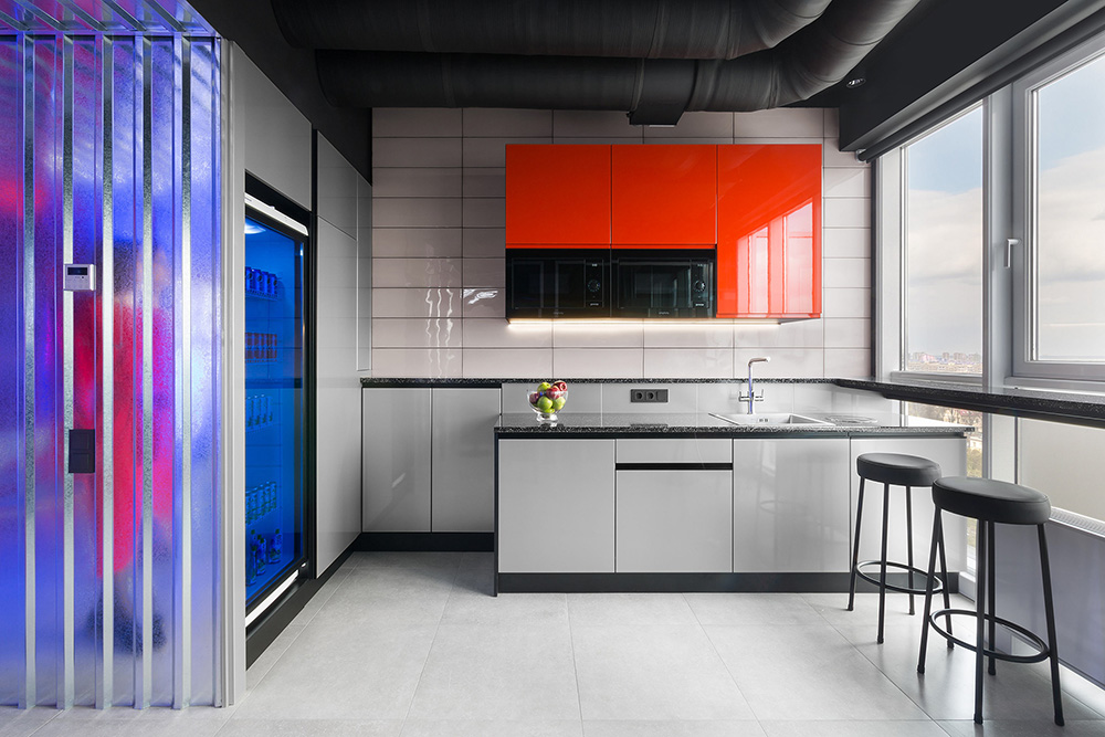 红蓝渐变手机游戏开发公司基辅办公设计欣赏