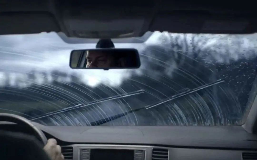 汽车玻璃可以用家用的玻璃水吗,汽车的玻璃水能用矿泉水来替代吗