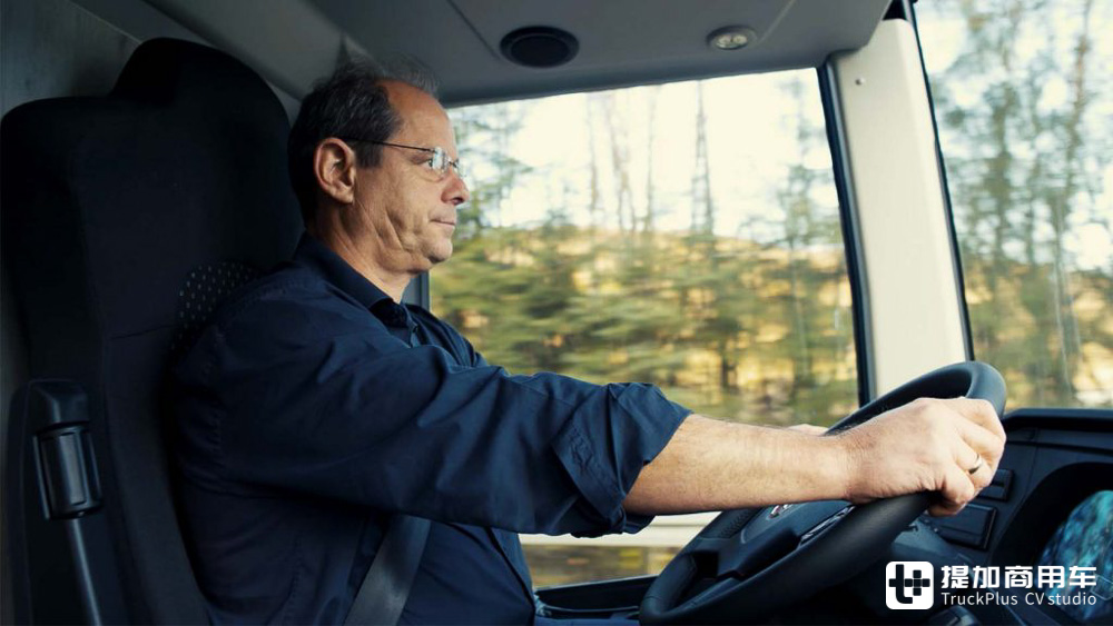 双层巴士房车改装图,可升顶的双层巴士房车