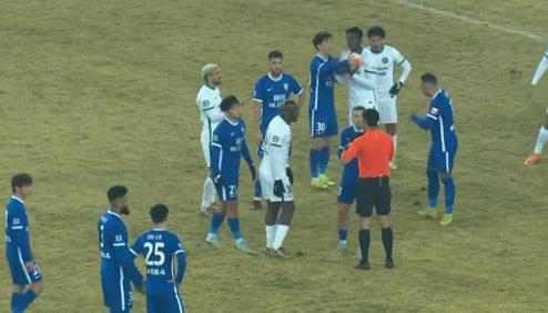 马宁对武磊亮红牌,马宁赛后出红牌