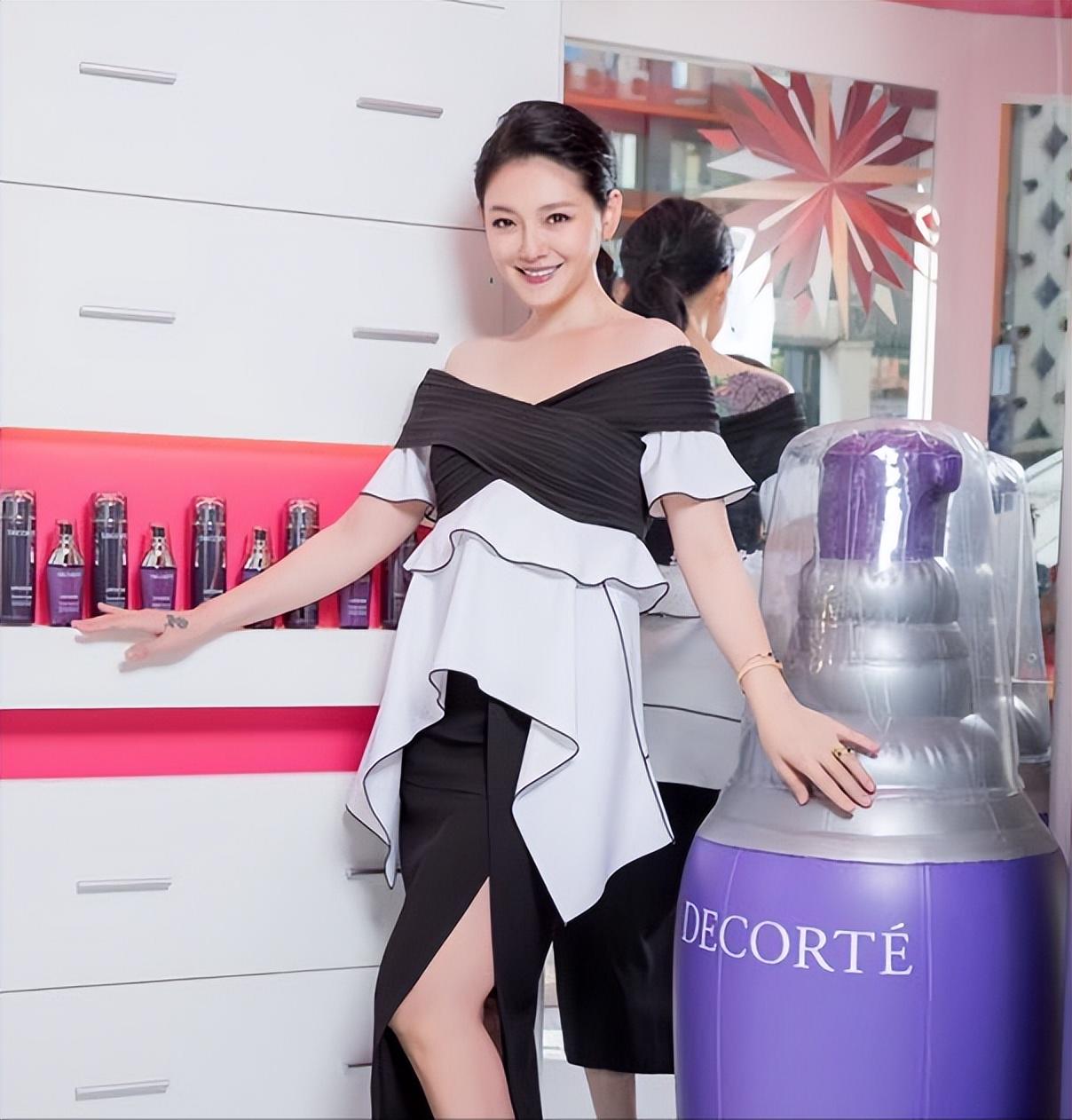 大s具俊晔将婚戒纹在手指上,大s婚后首秀恩爱