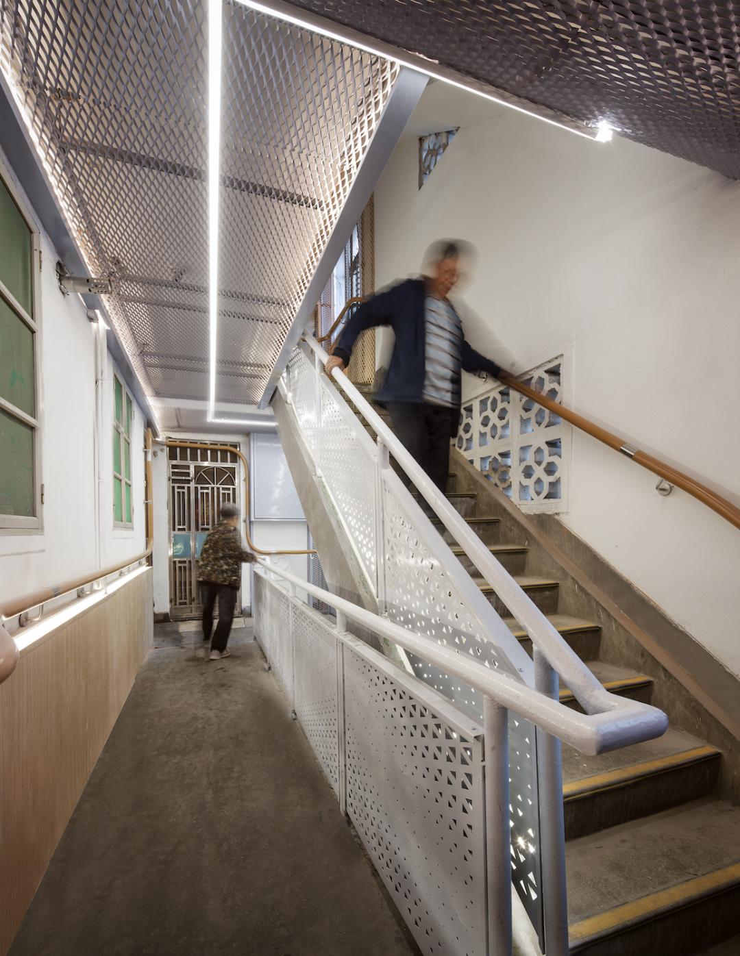 家里老人摔倒该怎么办,家里老人跌倒了买什么东西比较好