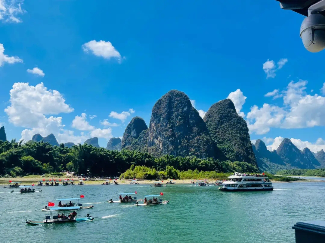 这满江碧透的水，秀拔云天的山，莫非就是马良当年留下的画卷！