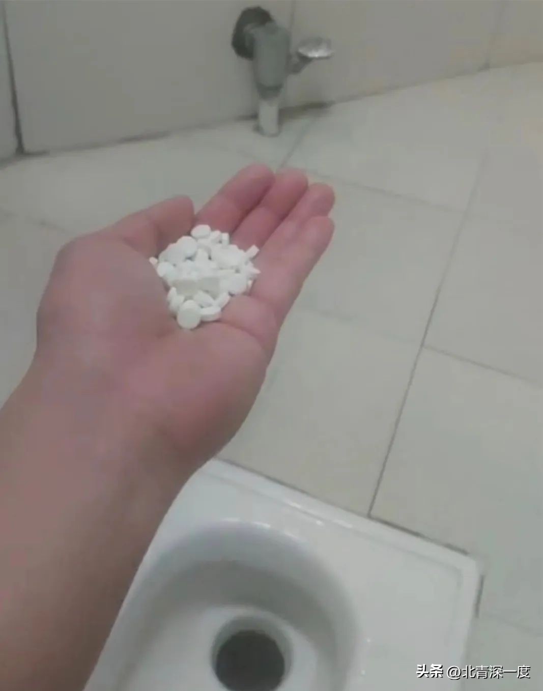 右美沙芬滥用者的隐秘世界:超剂量使用致幻成瘾,有人骑车回家醒来看见大腿流血,却想不起发生了什么