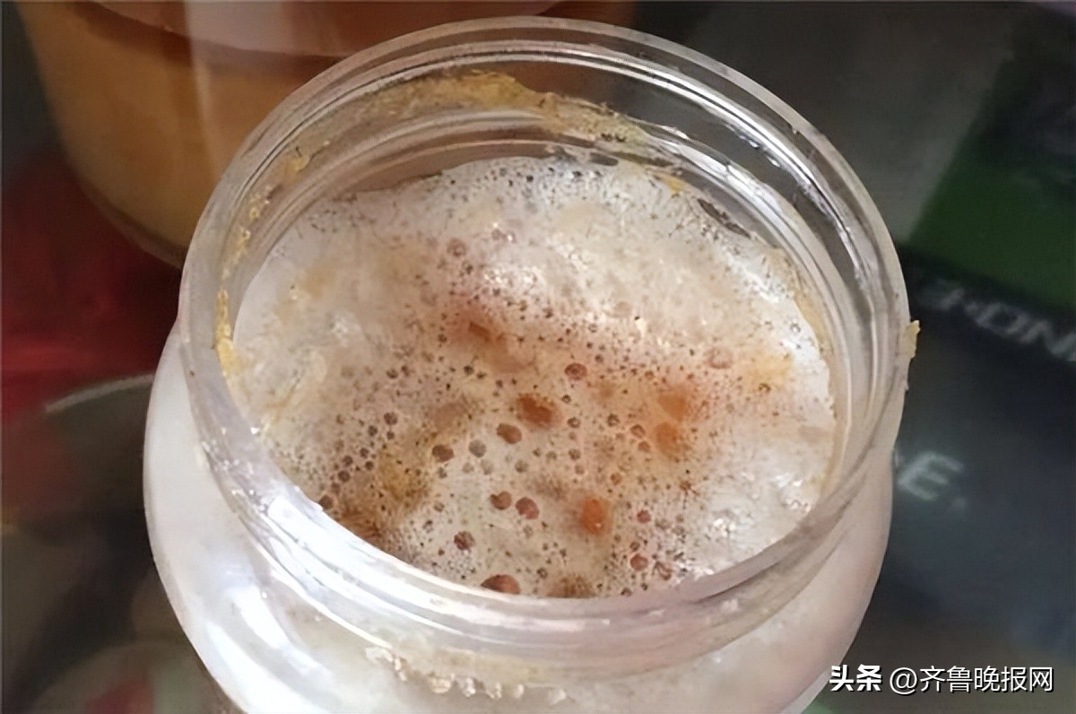 如何辨别真假蜂蜜一瓶冷水就搞定,一杯清水辨别蜂蜜真假