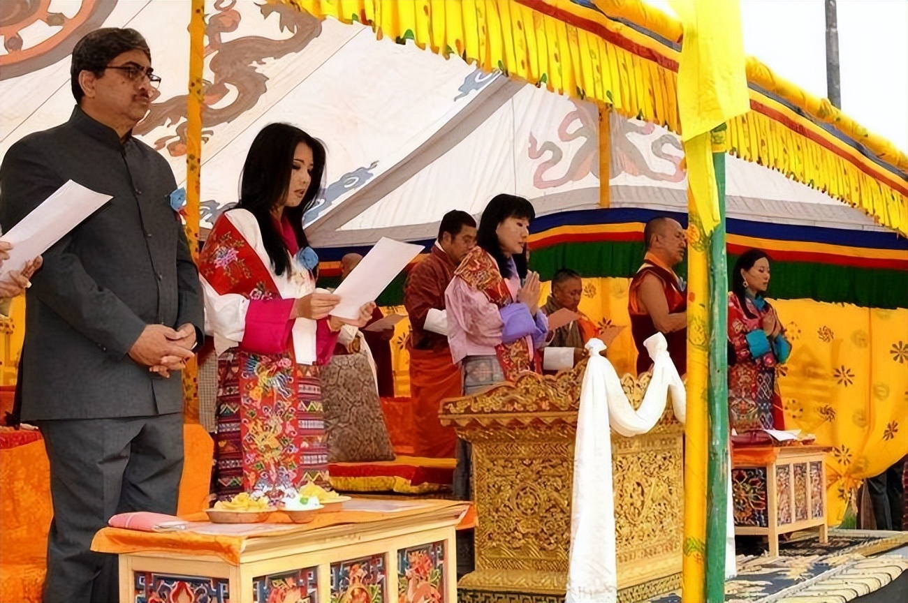 世界上唯一一个禁烟的国家，吸烟罚款，私带*草烟**入狱三年