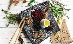 脸上出现红块并且痒脱皮怎办,小孩脸上白色斑块脱皮是怎么回事