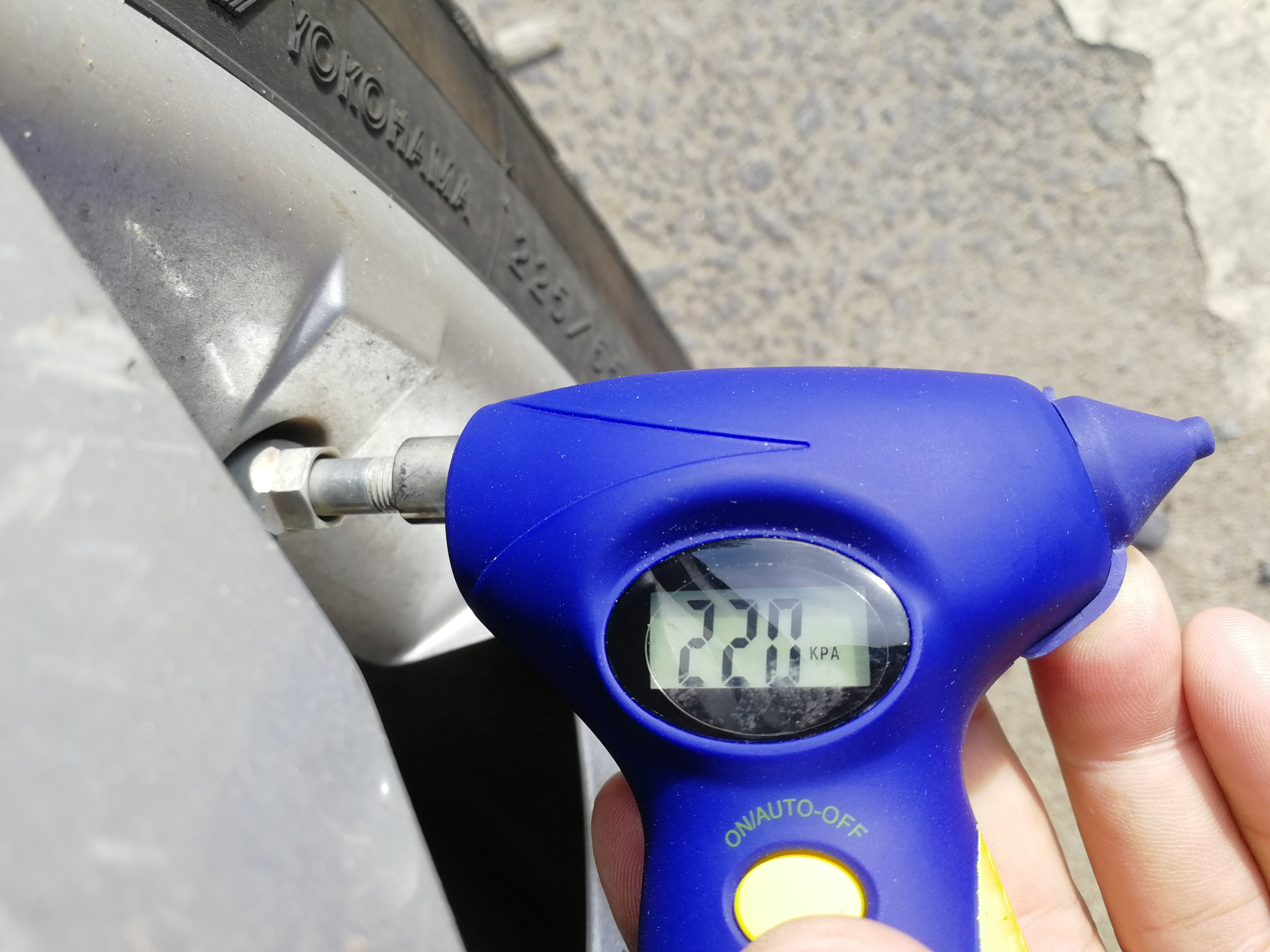 长途自驾前轮胎怎么检查,长途开车前怎么检查轮胎