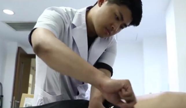 27岁新婚儿子割肝救父后续,河南18岁小伙割肝救父放弃从军