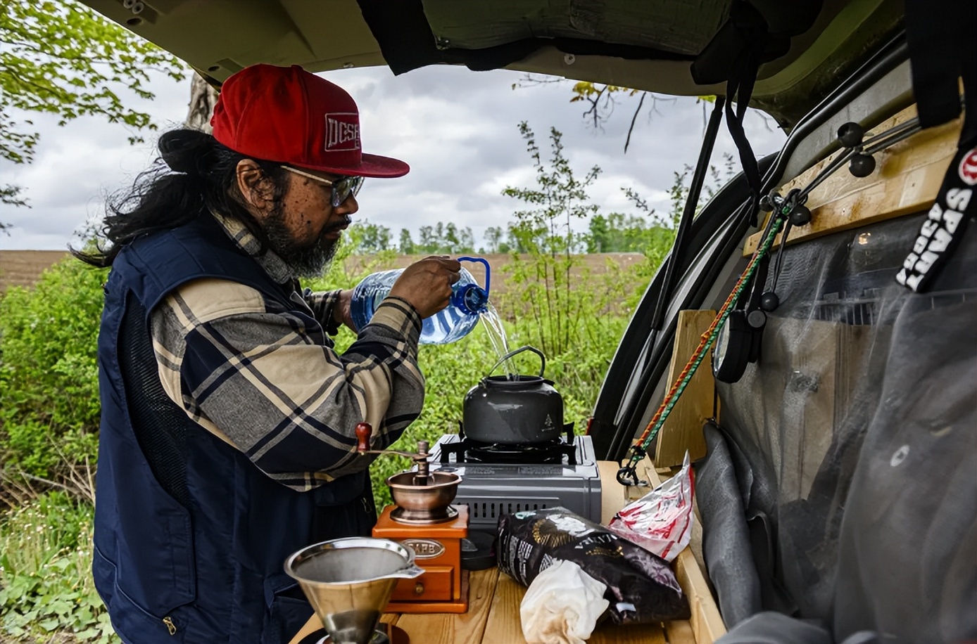 买不起房子可不可以买个房车代替,买不起房车自己造房车