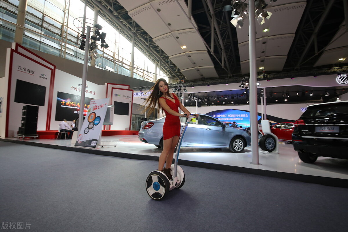 电动车上牌照必须有驾照吗,不用驾照的电动车上什么颜色牌照