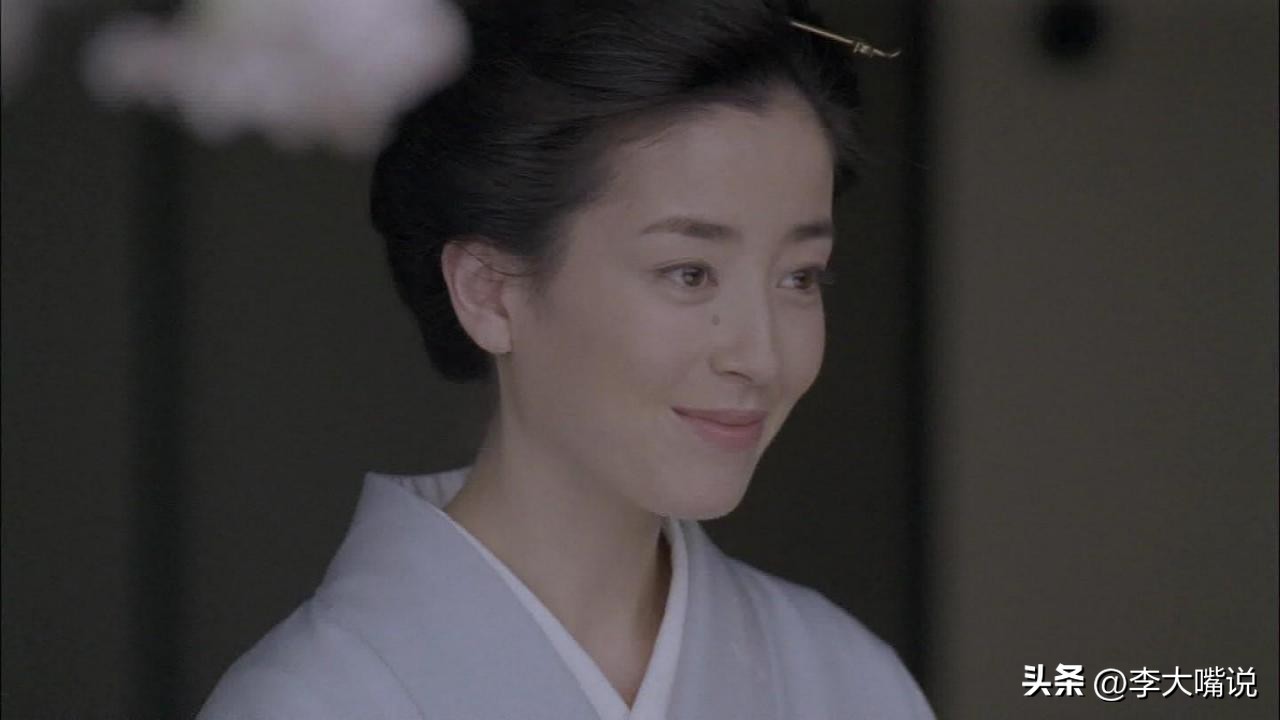 被母亲送给导演，被强迫拍摄，她的一生有多可悲