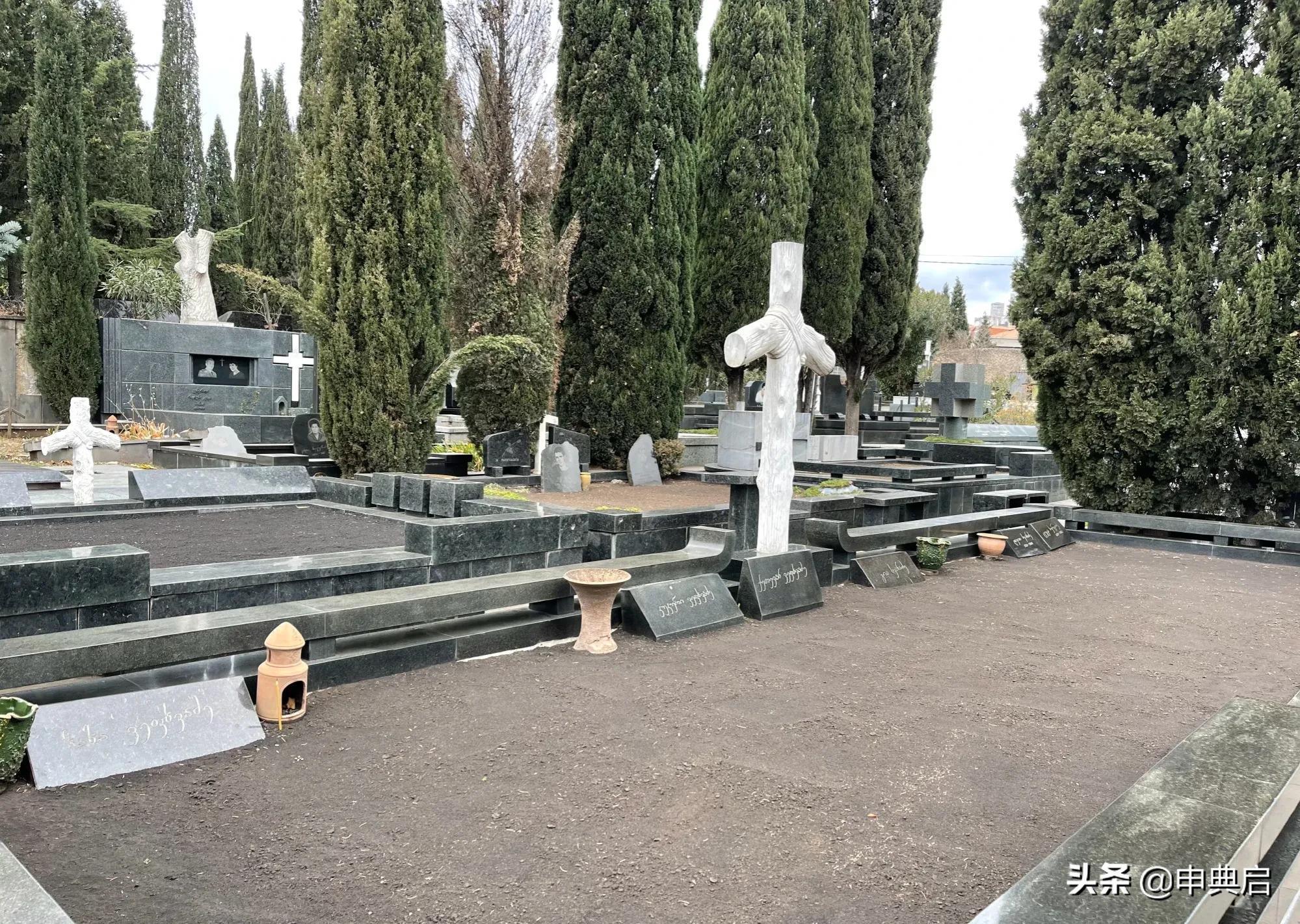 带小花园的目前看到最豪华墓地在格鲁吉亚，人均土地资源相当丰富