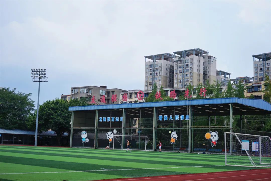 穿越五块石的百米窄巷，打开铁半城的光