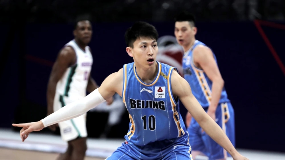 他曾是国内篮坛排名靠前的流量球星，老婆曾与思聪传过绯闻