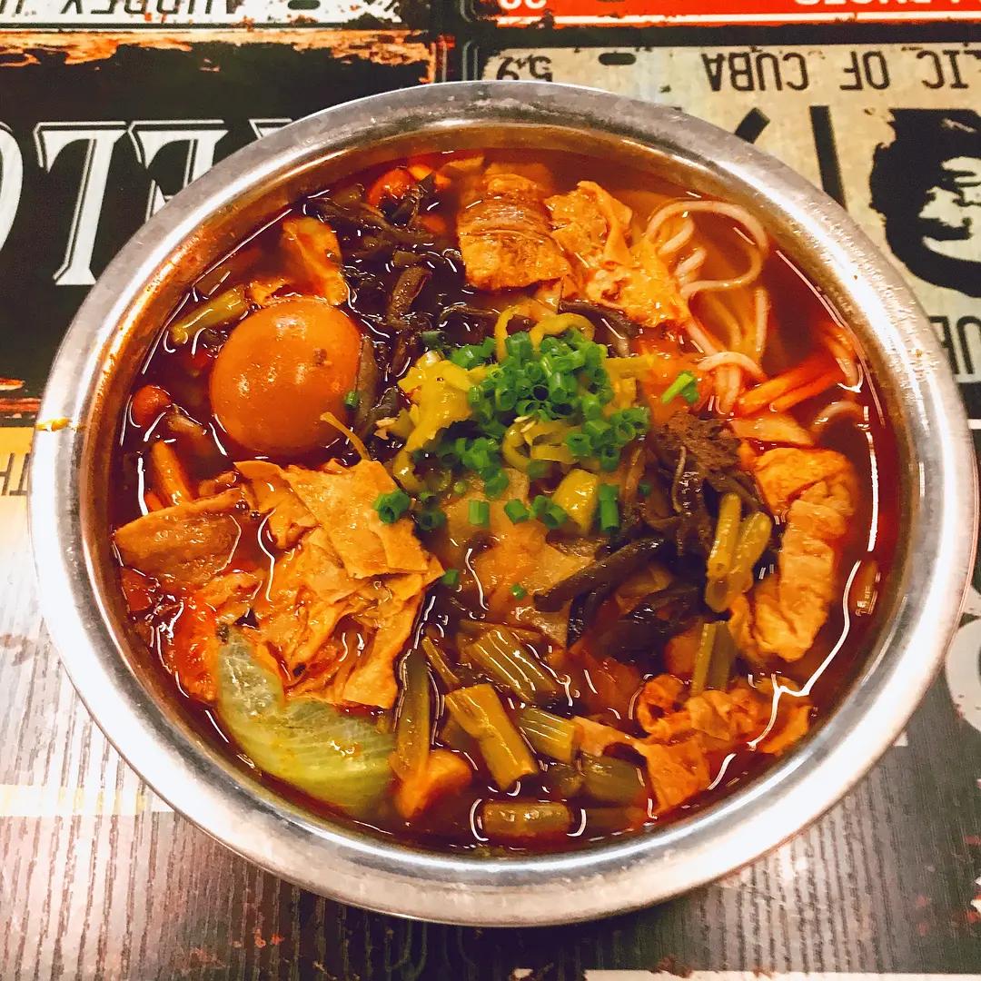 柳州最多配菜的螺蛳粉,柳州好吃又比较清淡的粉