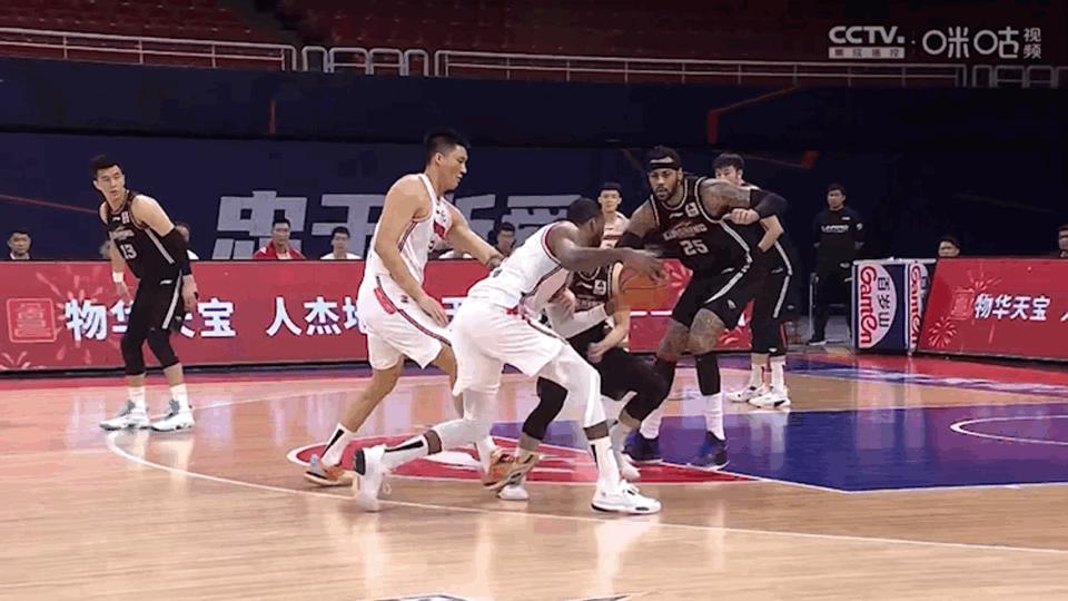 威姆斯更衣室安慰杜锋,威姆斯泪流告别球迷