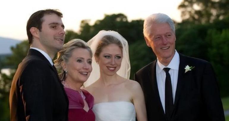 女儿是小棉袄：2010年，克林顿把女儿交到了姑爷手上，忍住没有哭