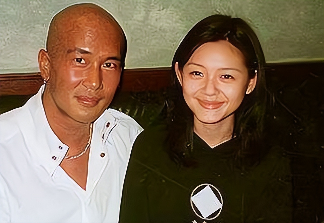 没了美颜滤镜，谁在装嫩一目了然，麒麟臂、水桶腰、满脸皱纹沟壑