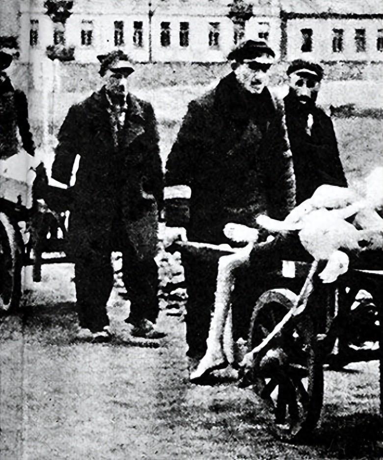 女子穿日军军装拍照被拘留,女子穿侵华日军服装摆拍新闻视频