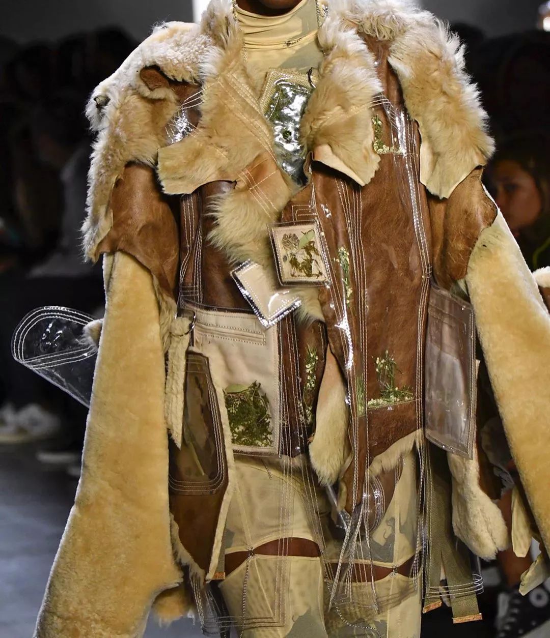 将鲜花封存,变成华服,玩转自然材料的日本设计师