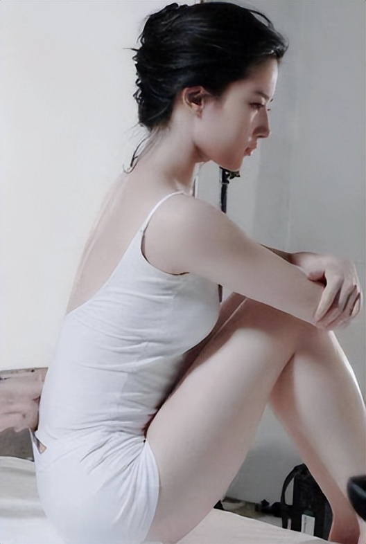 15岁的刘亦菲满脸孩子气,16岁的刘亦菲颜值巅峰