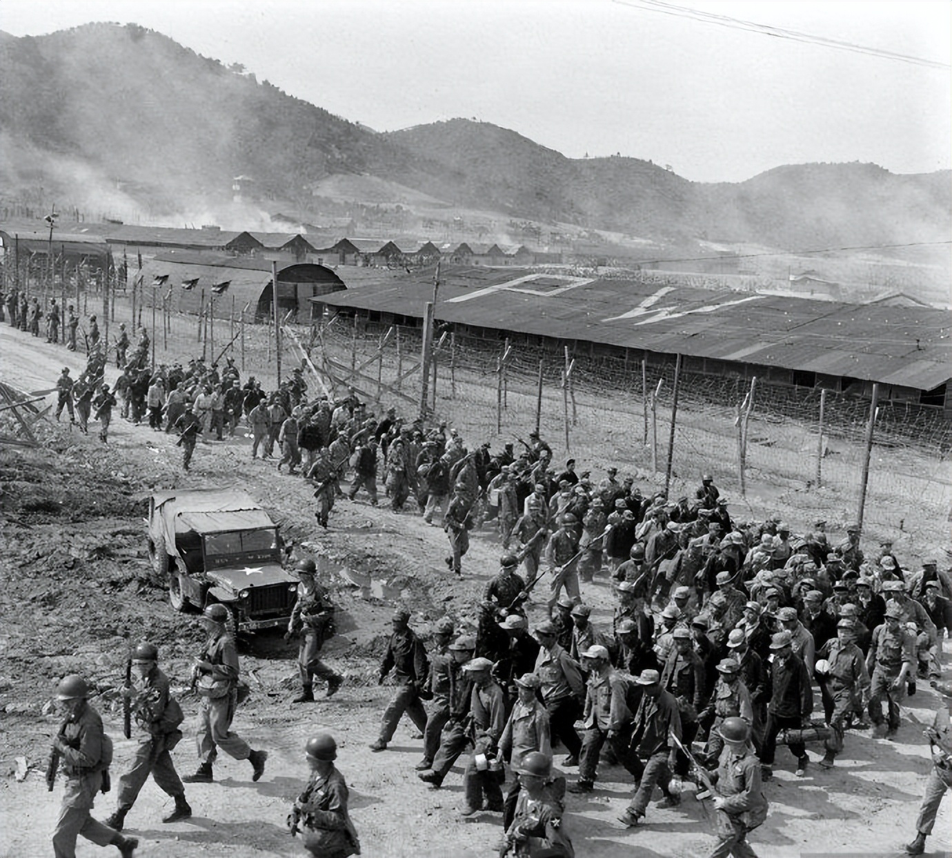 朝鲜军惨败后，后方只剩女人，志愿军高层严令：犯作风错误者枪毙