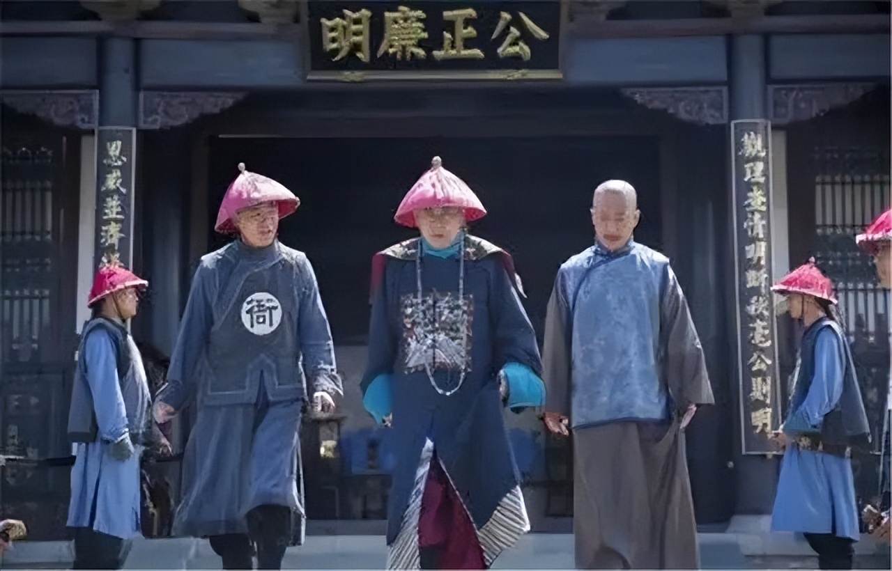 道士算命:夫人!你若不改嫁门口的乞丐,今日深夜你们婆媳必死